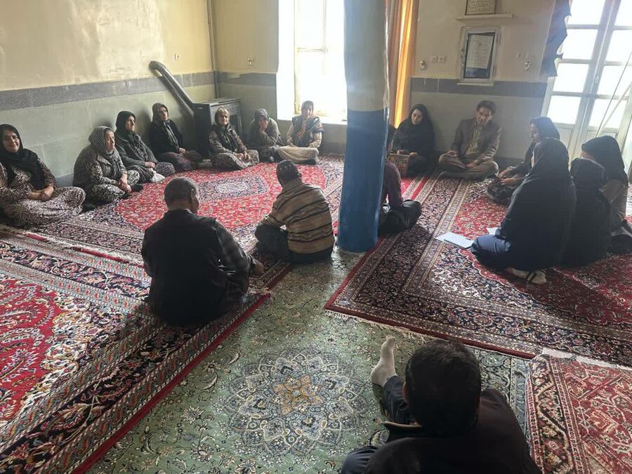 میز خدمت بهزیستی سنندج برای رسیدگی به مطالبات مردم در روستای دولاب برپا شد