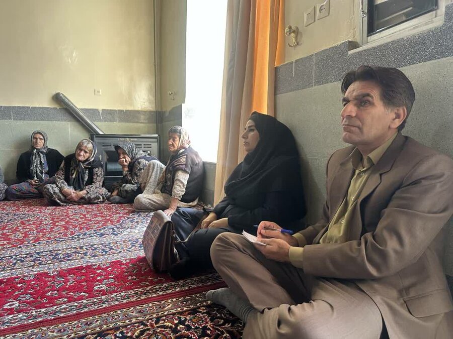 میز خدمت بهزیستی سنندج برای رسیدگی به مطالبات مردم در روستای دولاب برپا شد
