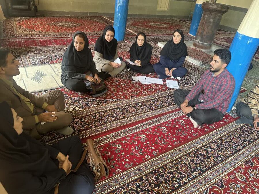 میز خدمت بهزیستی سنندج برای رسیدگی به مطالبات مردم در روستای دولاب برپا شد