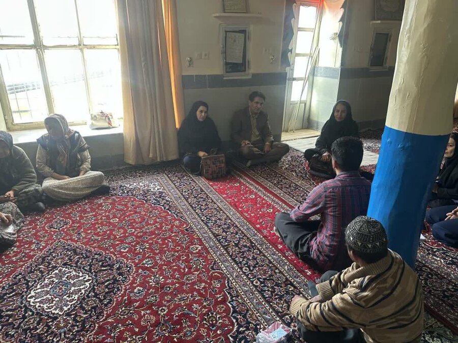 میز خدمت بهزیستی سنندج برای رسیدگی به مطالبات مردم در روستای دولاب برپا شد