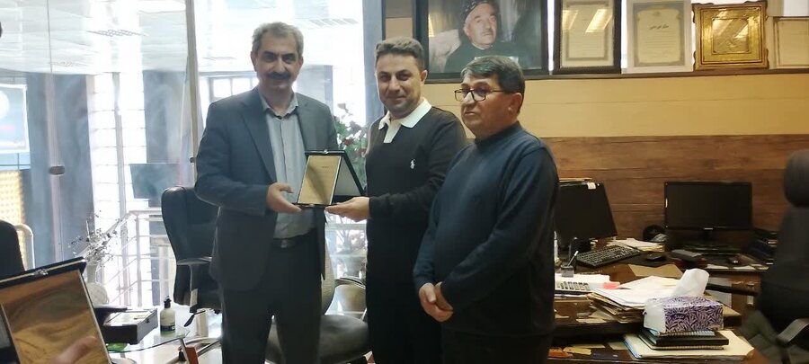 رئیس بهزیستی سقز از مدیریت نمایندگی بیمه ایران شعبه سادات نبوی تقدیر کرد