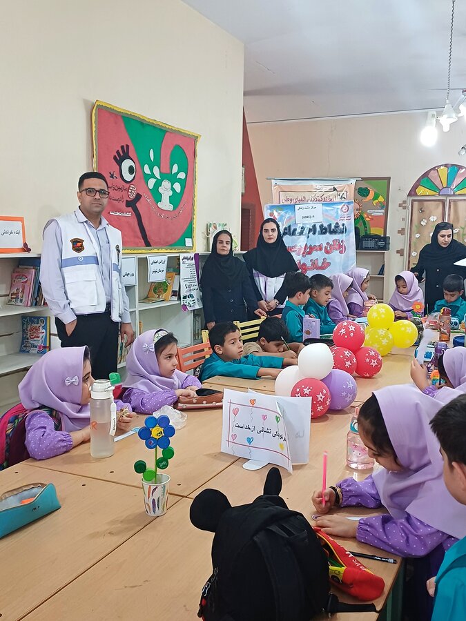 معرفی خدمات اورژانس اجتماعی به کودکان شوشتر به مناسبت روز جهانی کودک