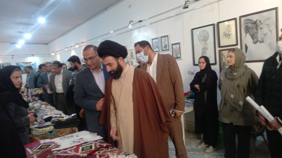 فیروزکوه | افتتاح نمایشگاه دستاوردها و توانمندی‌های مددجویان بهزیستی در هفته فرهنگی شهرستان