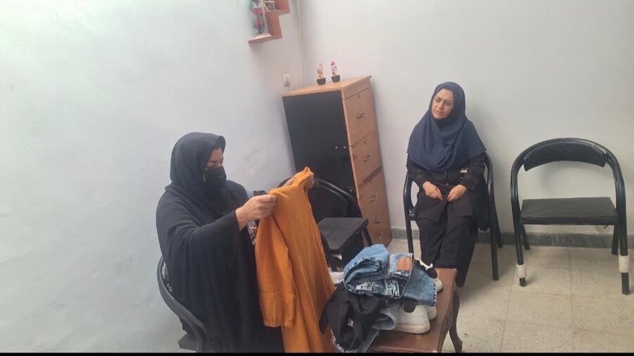 پاکدشت | گامی در مسیر حمایت از خانواده‌های نیازمند؛ اهدای کفش و پوشاک به فرزندان زنان سرپرست خانوار در مرکز سلام محله