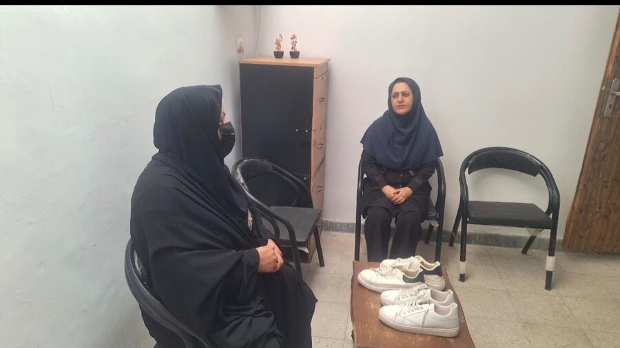 پاکدشت | گامی در مسیر حمایت از خانواده‌های نیازمند؛ اهدای کفش و پوشاک به فرزندان زنان سرپرست خانوار در مرکز سلام محله