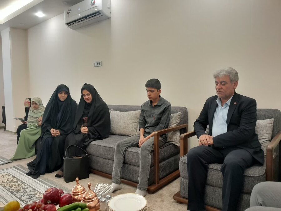 دیدار مدیرکل بهزیستی قم با خانواده شهید سید حسن خوانساری از شهدای جنگ ۱۲ روزه