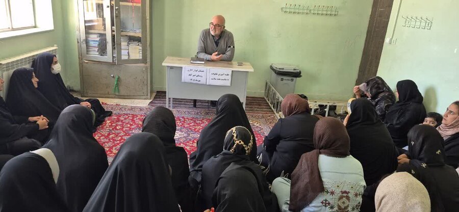 برگزاری کارگاه آموزشی سلامت روان و مهارت‌های فرزندپروری در روستای امیرآباد رزن