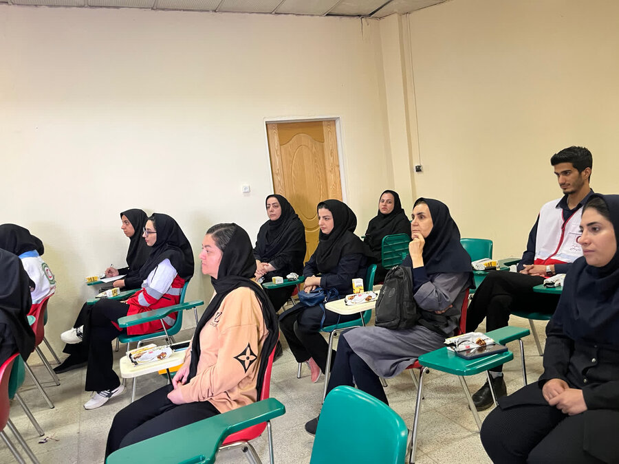 اجرای طرح کیان با محوریت پیشگیری از اعتیاد ویژه کارکنان هلال‌احمر تویسرکان