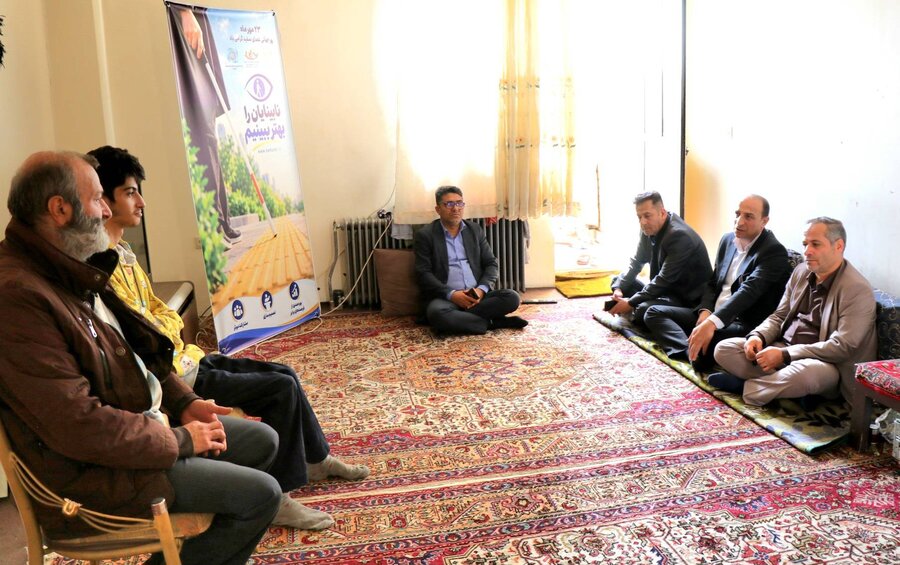 دیدار مدیرکل بهزیستی آذربایجان‌غربی با خانواده دارای عضو کم‌بینا