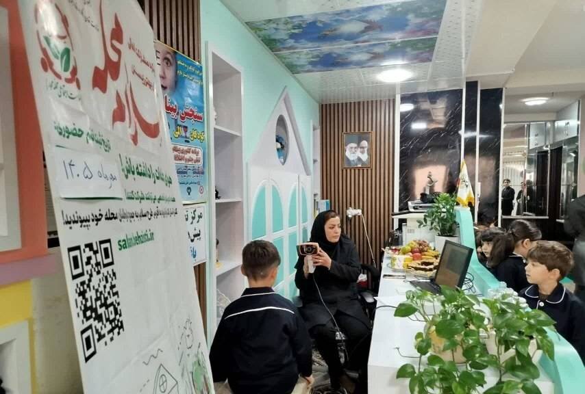 غربالگری بینایی کودکان در مهدکودک و پیش دبستانی باغ گلها در پویش «سلام محله» به مناسبت هفته کودک