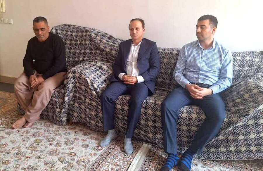 بازدید رئیس بهزیستی اشنویه از منزل توانخواه نابینا بمناسبت روز جهانی عصای سفید