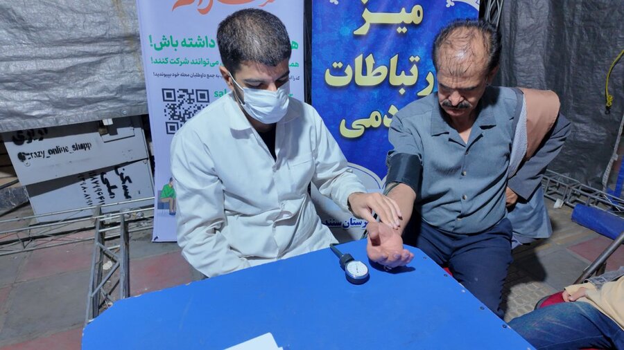 غرفه بهزیستی کردستان همزمان با روز عصای سفید در میدان آزادی سنندج برپا شد