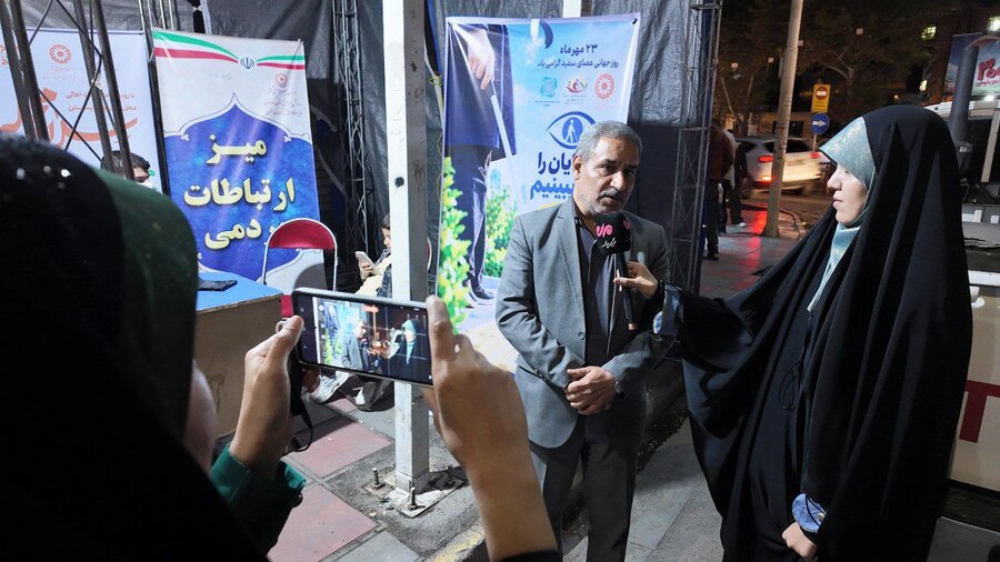 غرفه بهزیستی کردستان همزمان با روز عصای سفید در میدان آزادی سنندج برپا شد