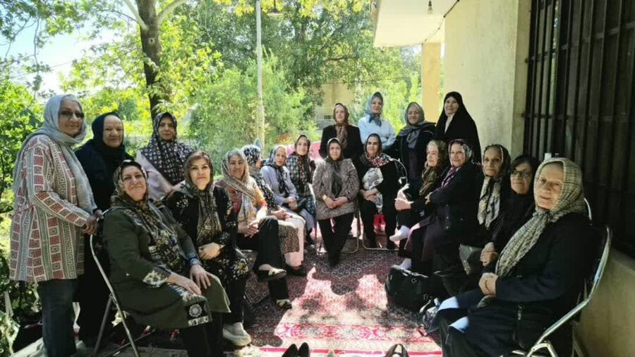 دورهمی بانوان سالمند در بنیاد فرزانگان برنادلان همدان برگزار شد