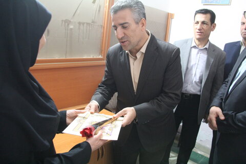 تقدیر سرپرست بهزیستی ایلام از همکار روشندل