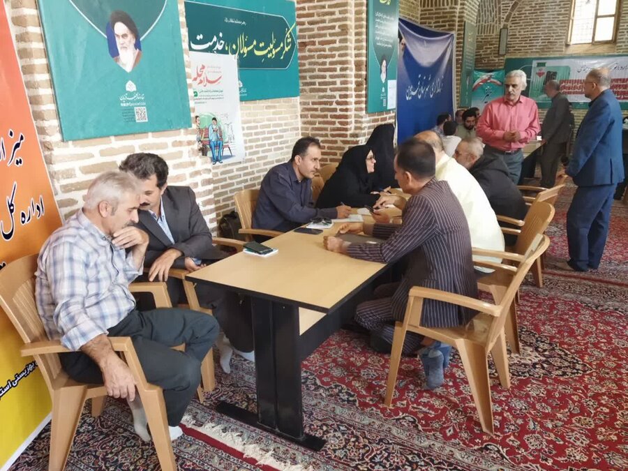 برپایی میز خدمت بهزیستی قزوین در حاشیه نماز جمعه استان