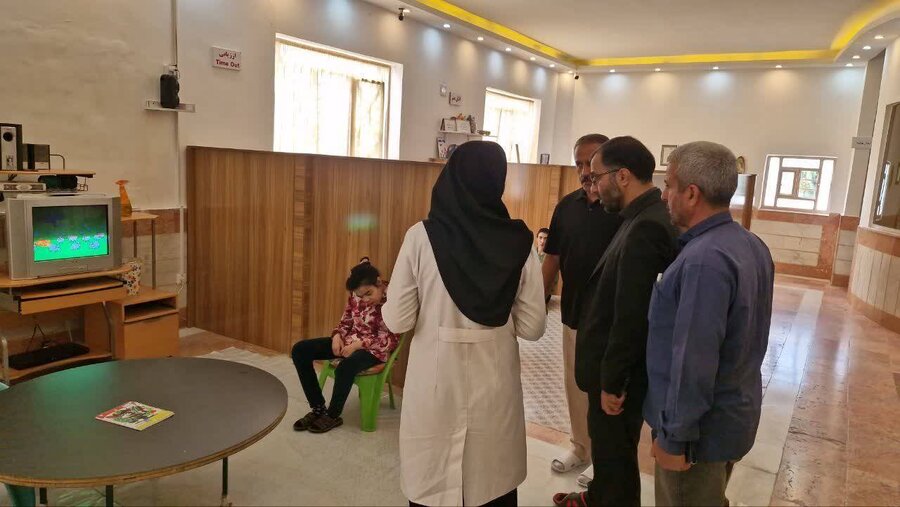 بازدید عباس گودرزی، نماینده بروجرد از مرکز اتیسم «حکمت»؛ تأکید بر ضرورت حمایت‌های گسترده از خانواده‌های کودکان اتیسم