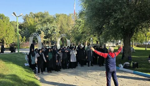 طبیعت‌گردی بانوان سالمند در شهرک ولیعصر همدان با محوریت سلامت و نشاط