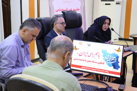 مسعود شیرافکن، مدیر کل بازرسی و ارتباطات مردمی استانداری، مهرناز اسکندری، مدیرکل بهزیستی استان، معاونان تخصصی اداره کل و جمعی از مدیران و کارشناسان مؤسسات، مراکز غیردولتی، تسهیلگران طرح سلام، تیم های