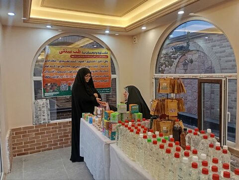 بازدید کارشناس امور بانوان بهزیستی بهار از نمایشگاه محصولات و صنایع دستی بانوان