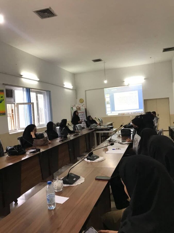 بروجرد|برگزاری کارگاه آموزشی «کنترل استرس در محیط کار» برای مددکاران مراکز مثبت زندگی