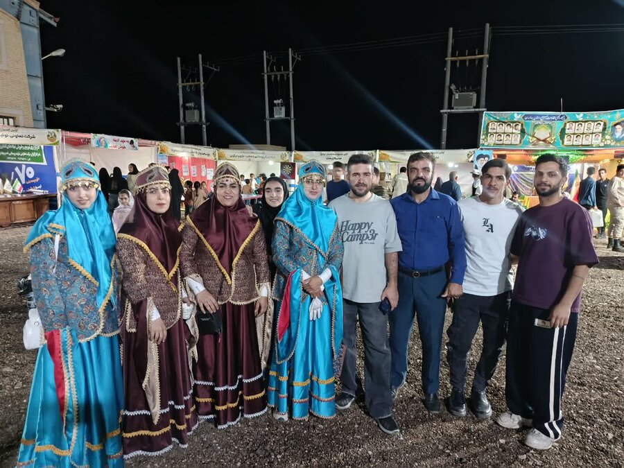 اجرای گروه سرود «سکوت ماه» ناشنوایان مهریز در روز پسته در بهادران شهرستان مهریز 