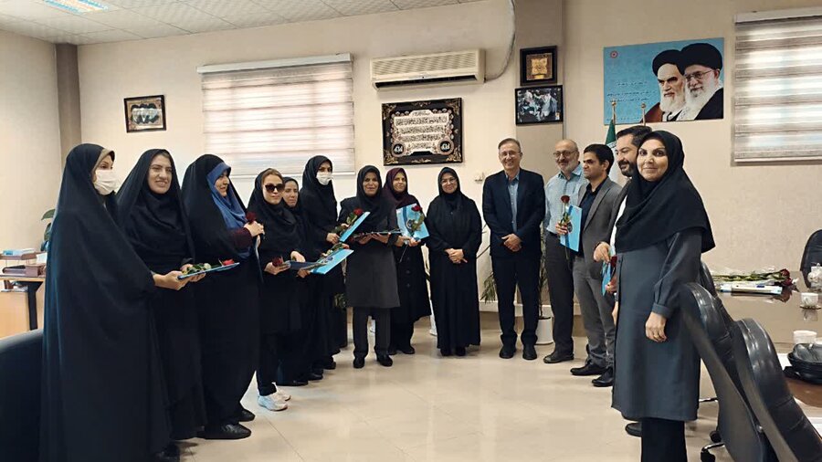 تجلیل مدیرکل بهزیستی استان اصفهان از همکاران دارای آسیب بینایی به مناسبت روز جهانی عصای سفید