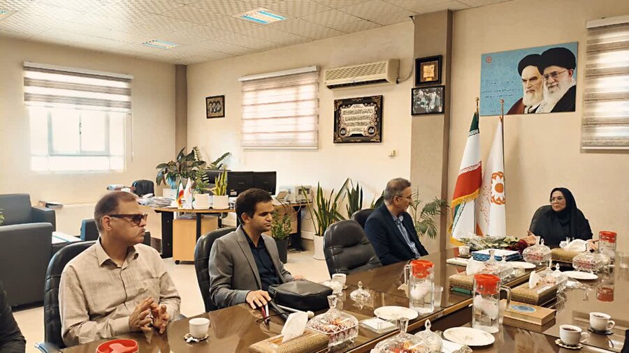 تجلیل مدیرکل بهزیستی استان اصفهان از همکاران دارای آسیب بینایی به مناسبت روز جهانی عصای سفید