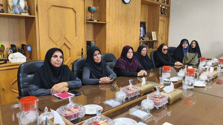 تجلیل مدیرکل بهزیستی استان اصفهان از همکاران دارای آسیب بینایی به مناسبت روز جهانی عصای سفید