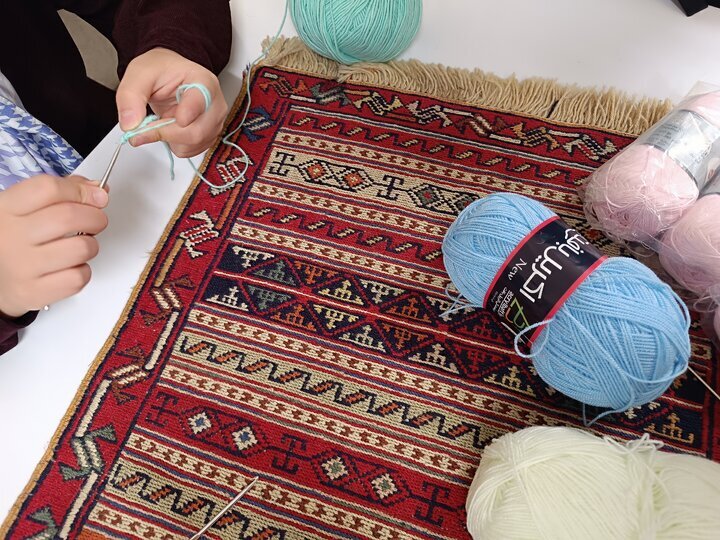 تور رسانه ای| در رسانه| اینجا دختران، رویاهایشان را رج‌به‌رج می‌بافند