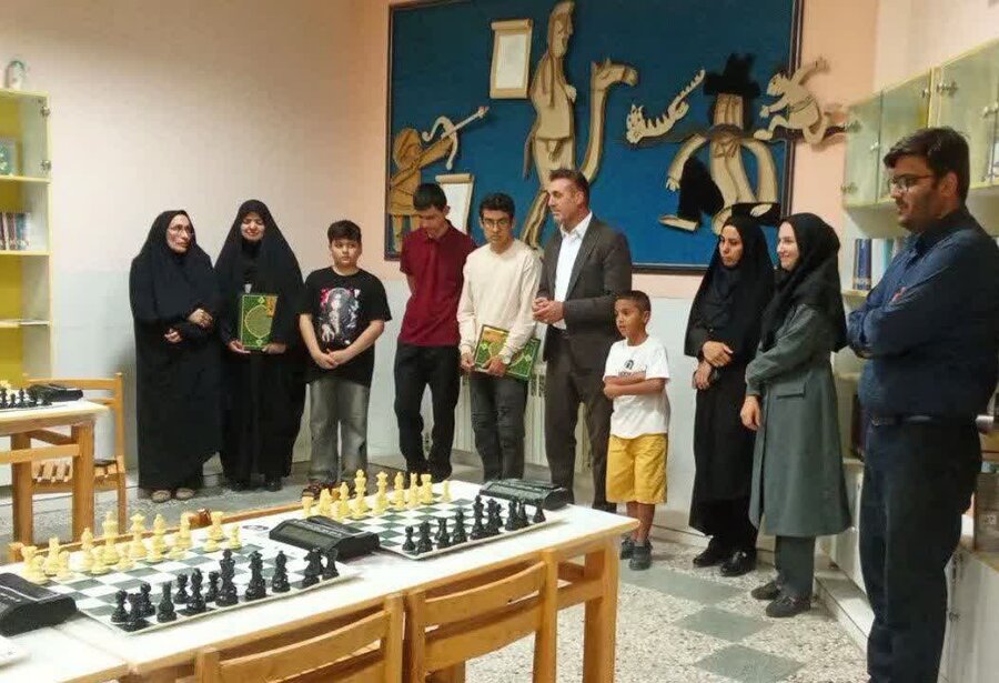 تقدیر رئیس بهزیستی بهاباد از بانوی کارمند مقام‌آور در مسابقات شطرنج شهرستان 