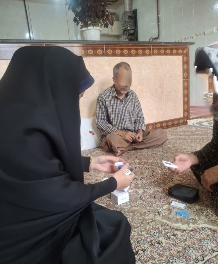 اهدای قلم هوشمند قرآنی و دستگاه تست قند خون به دو توانخواه نابینا در نهاوند