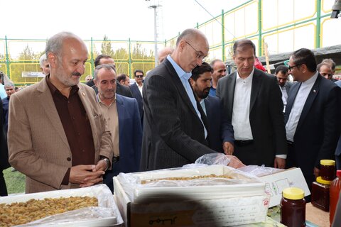 گزارش تصویری ا افتتاح خودرو اورژانس اجتماعی ۱۲۳ بهزیستی خنداب همزمان با جشنواره ملی انگور در روستای خانگاه