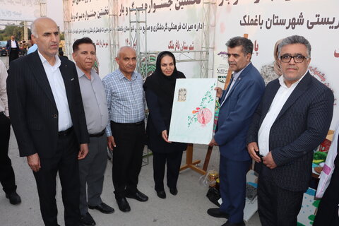 حضور مدیرکل بهزیستی خوزستان در نخستین جشنواره «برگ و بار» باغملک و بازدید از غرفه توانمندی‌های مددجویان