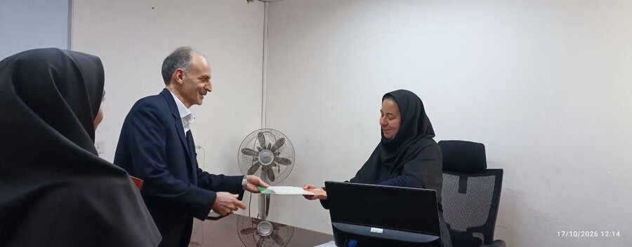 تجلیل مدیر و معاون بهزیستی شهرستان یزد از همکاران به مناسبت روز پرستار و روز جهانی عصای سفید