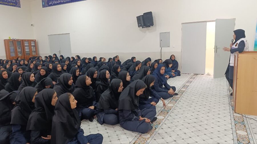 حضور تیم محب و اورژانس اجتماعی میبد در مدارس به‌مناسبت هفته سلامت روان  با رویکرد سلام‌محله 