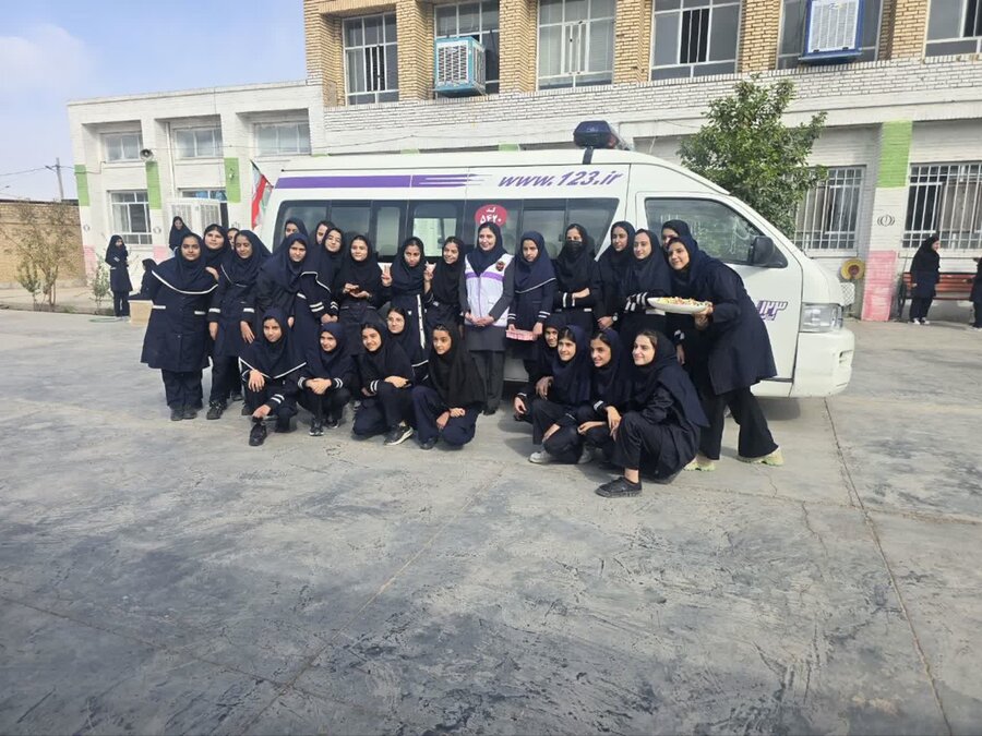 حضور تیم محب و اورژانس اجتماعی میبد در مدارس به‌مناسبت هفته سلامت روان  با رویکرد سلام‌محله 
