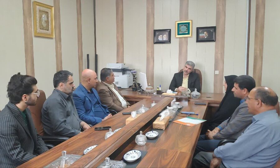 تجلیل از قهرمان پاراشنای کشور و مربی وی در زارچ