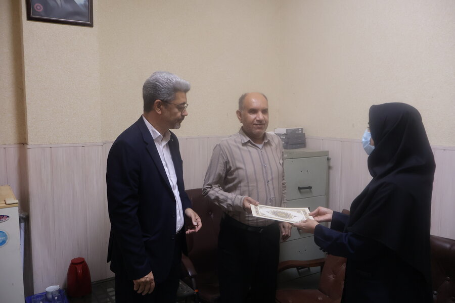 تجلیل مدیرکل بهزیستی هرمزگان از روشندلان شاغل در این مجموعه