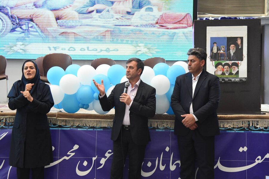 بازدید فرماندار ری از نمایشگاه «آفرینشگران توانمند»؛ سلیمان‌پور پای صحبت هنرمندان نشست