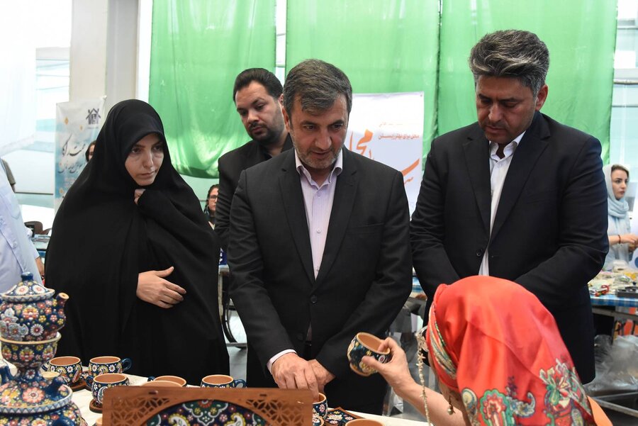 بازدید فرماندار ری از نمایشگاه «آفرینشگران توانمند»؛ سلیمان‌پور پای صحبت هنرمندان نشست