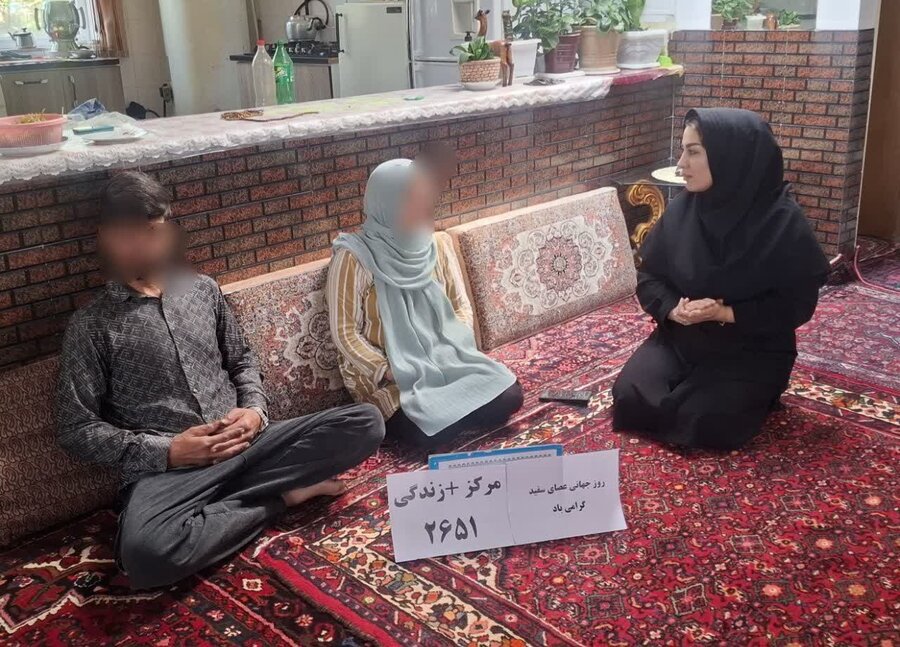 عصای سفید، نماد استقلال؛ بازدید مددکاران از منزل مددجویان دارای معلولیت بینایی در بهار