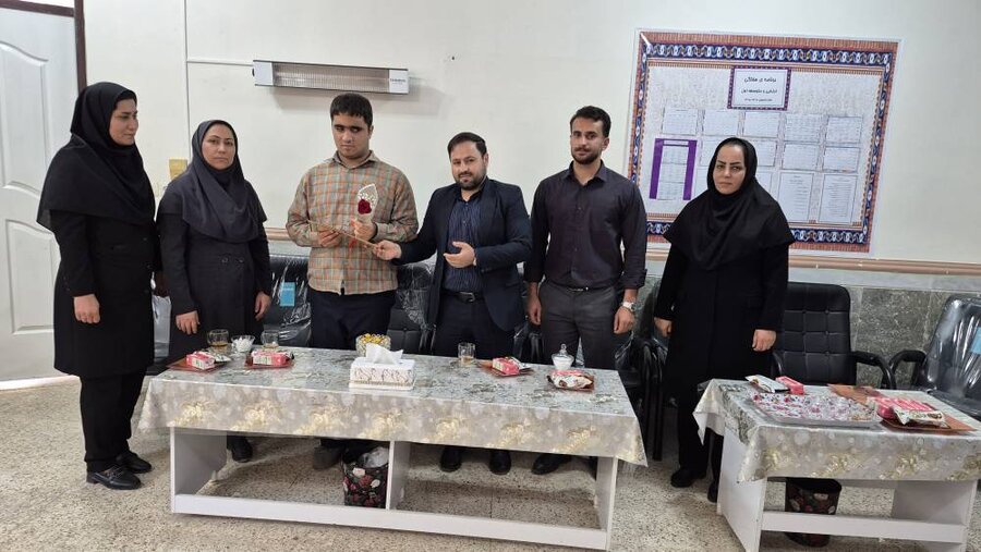 تجلیل از دانش‌آموز روشن‌دل گتوندی به مناسبت هفته ملی عصای سفید