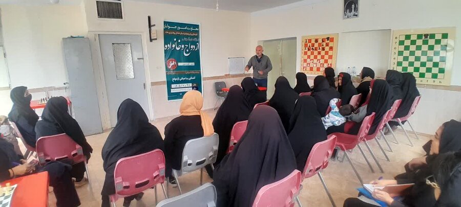 آموزش ازدواج آگاهانه و تحکیم بنیان خانواده در رزن