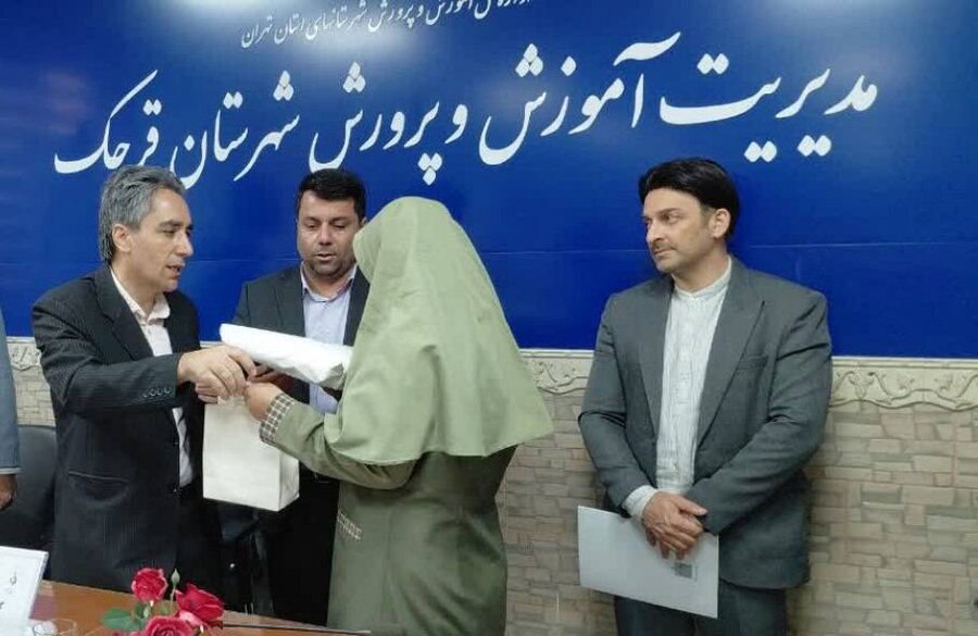قرچک | درخشش در تاریکی، تجلیل از قهرمان مچ‌اندازی در روز عصای سفید با رویکرد سلام محله