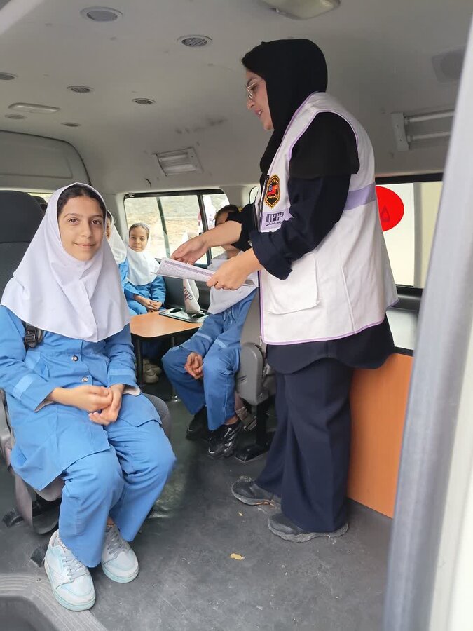 دانشآموزان مدرسه بهاران سقز با خدمات اورژانس اجتماعی آشنا شدند