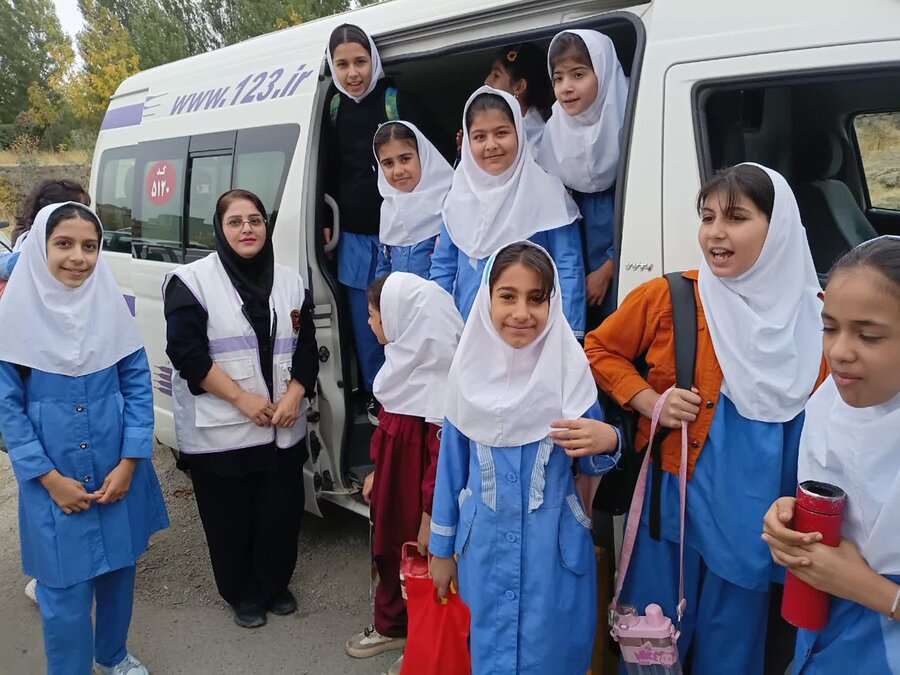 دانش‌آموزان مدرسه بهاران سقز با خدمات اورژانس اجتماعی آشنا شدند