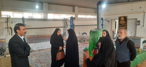بازدید مسئولان بهزیستی از مؤسسه نرگس تفت؛ تجلی توانمندی بانوان در کارگاه قالیبافی و پخت نان سنتی در نصرآباد 