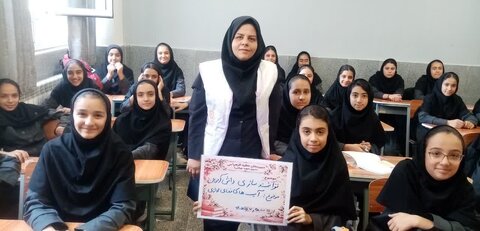 برگزاری کارگاه آموزشی پیشگیری از آسیب‌های اجتماعی و فضای مجازی در مدرسه عطیه روستای پیر یوسفیان