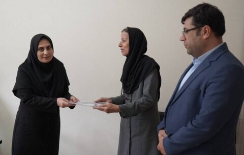 تجلیل رئیس اداره بهزیستی مهاباد از کارشناس مشارکت‌های مردمی به‌دلیل کسب رتبه نخست شهرستان در سطح استان
